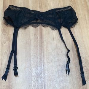 NWOT Victoria’s Secret Garter Belt